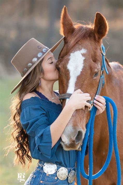 A Rodeo Queen And Her First Horse In 2020 Horse Girl Photography Horse