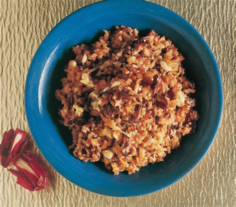 Il risotto al radicchio è un primo piatto molto profumato e saporito, che ha origine in veneto e del risotto al radicchio ne esistono tantissime versioni, una più golosa dell'altra, vediamo insieme come. Risotto con radicchio e stracchino - Cucina Naturale