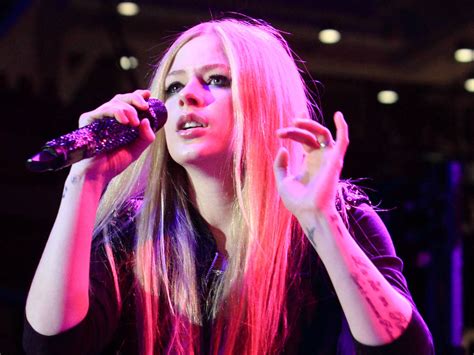 Today In Taylor Swift Twitter Feuds Avril Lavigne Slams Star For Being