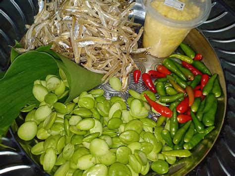 Sambal tempoyak memiliki rasa asam pedas, berasal dari sambal yang melewati proses fermentasi. Sambal Tumis Tempoyak Petai Pedas Paling Sedap, Tak Cari ...