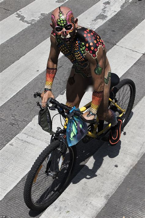 World Naked Bike Ride Bodypainting Fkk Bilder Und Fotos My Xxx Hot Girl