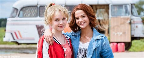 Bibi und tina reiten auf ihren pferden amadeus und sabrina und erleben abenteuer auf dem martinshof. "Bibi & Tina": Prime Video adaptiert Hörspielreihe als ...