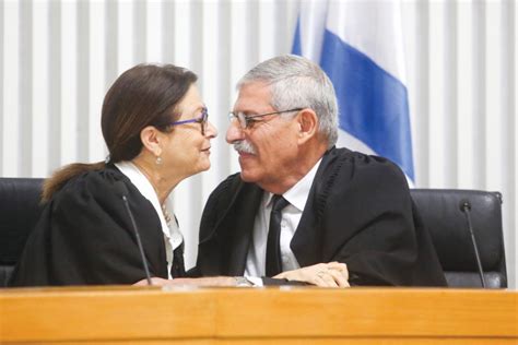את העתירה הגישו ארגונים פמיניסטיים ופעילות לשוויון מגדרי, בטענה שהתקנון איננו חוקתי שכן הוא מפלה על רקע מגדרי. קלמן ליבסקינד: השופטים בעליון במפגן שמזמן לא ראיתם | מעריב