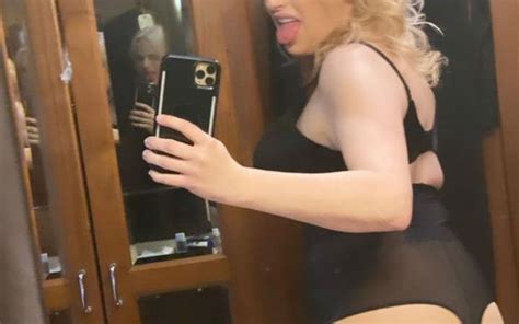 Rebel Wilson chama atenção ao fazer selfie em frente ao espelho Glamourosa Vogue celebridade