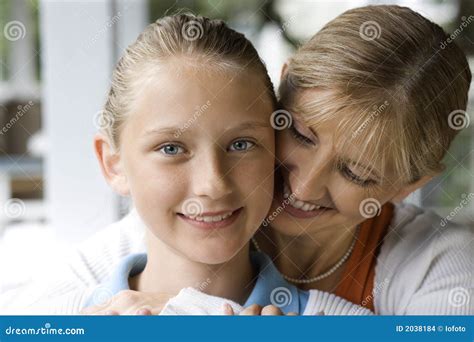 Mama Que Abraza A La Hija Imagenes De Archivo Imagen 2038184