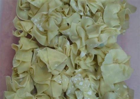 Rasanya yang renyah dan gurih ini membuat banyak orang yang menyukai dengan kerupuk pangsit ini, serta keberadaannya yang sudah terkenal menjadikan. Resep Pangsit goreng isi ayam + cara bikin kulit pangsit ...