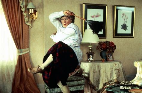 It stars robin williams, sally field, lisa jakub, matthew lawrence, mara wilson, pierce brosnan and harvey fierstein. Photos du film Mrs. Doubtfire