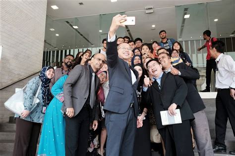 Dengan menggunakan akronim revolusi industri 4.0 ini, segala urusan harian manusia akan dikongsi bersama robot yang dicipta khusus untuk mengoptimumkan keperluan dan keselesaan manusia. Kepentingan Sosio Pendidikan Dalam Arus Revolusi Industri ...