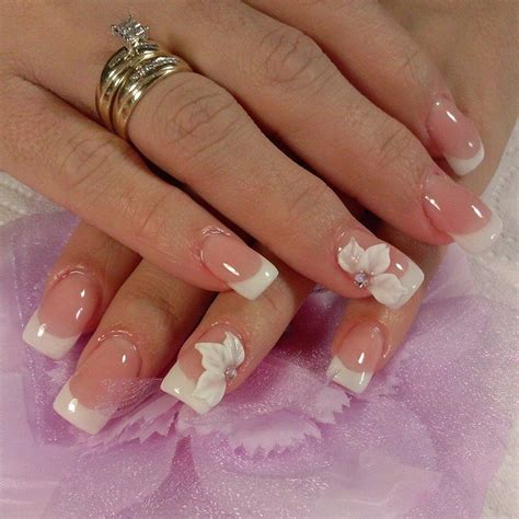Unas bonitas uñas decoradas de porcelana que además cuentan con un elegante dibujo en azul y en blanco, formando una especie de ramas y de una de las principales características de las uñas vintage son las flores y los colores pastel. Pin de Alina Duque en Diseño de uñas | Uñas sencillas y ...