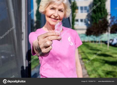 Seniorin mit rosa Schleife - Stockfotografie: lizenzfreie Fotos ...