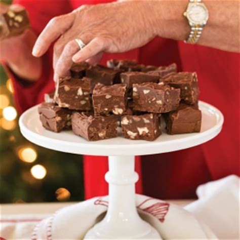 Each issue offers flavorful recipes for sharing with family and friends, along with access to paula's life and her family traditions. Christmas Treats - Paula Deen Magazine