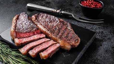 The Correct Way To Effortlessly Cut Sirloin Steak