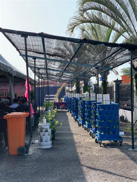 .daerah hulu langat diketuai oleh dr mohd hanif zailani, pegawai kesihatan daerah hulu kurang 1.3 juta penduduk di seluruh daerah hulu langat, iaitu: PROGRAM VERTICAL URBAN GARDEN DAERAH HULU LANGAT 2019 ...