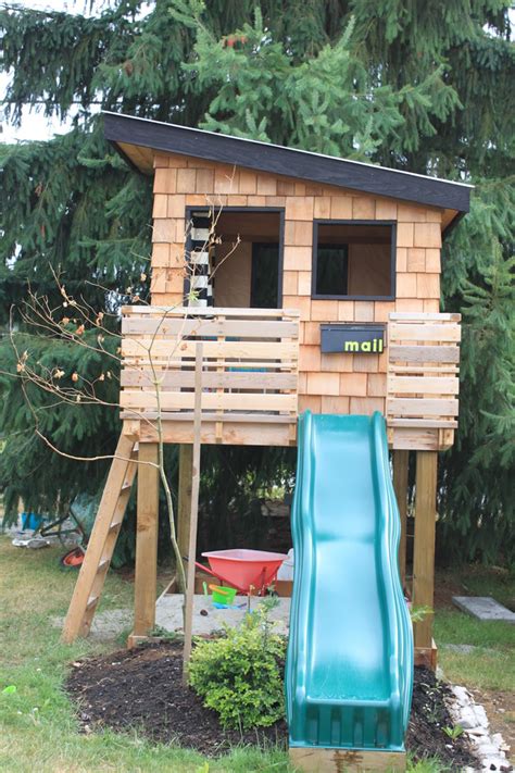 Who wouldn't love a diy kids outdoor playset project? 10 DIY outdoor playsets — Tag & Tibby