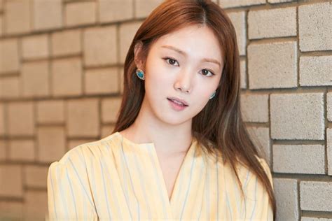 Lee sung kyung says her new film 'girl cops' has no relation to the 'burning sun' scandal. Lee Sung Kyung explique comment aider sa sœur cadette à ...