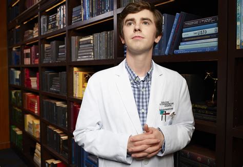 Молодой выпускник медицинской школы шон мерфи (фредди хаймор). The Good Doctor Season 2: A Fan-Favorite Character Returns ...