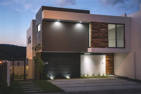La arquitectura, al igual que la decoración, tiene sus tendencias del momento. Fachada de casa en atardecer | Fachada de casa, Fachadas ...