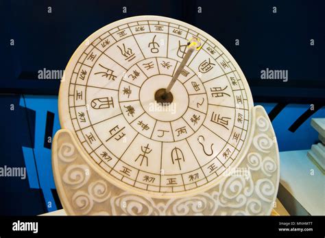 Un Antiguo Reloj De Sol Chino En Exhibición En El Museo De Ciencia Y