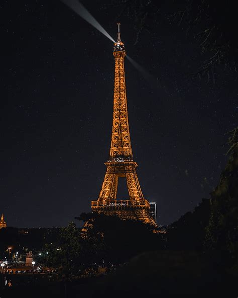Lighted Eiffel Tower At Night Hd Phone Wallpaper Peakpx