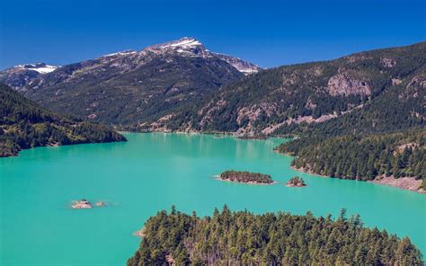 Download Emerald Lake Mountains Wallpaper