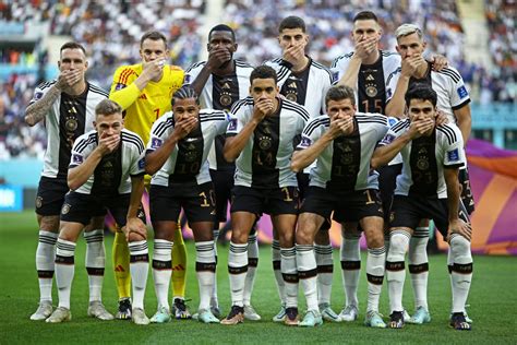 Why Germany Players Covered Their Mouths For World Cup Team Photo Futbol On Fannation