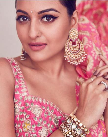 Sonakshi Sinha Looks Elegant In This Pink Sari The Daily Chakra