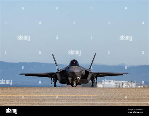 Ein F 35a Des F 35 Lightning Ii Demonstrationsteams Der Us Luftwaffe