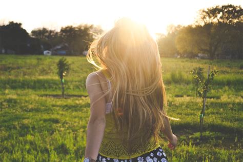 무료 이미지 자연 잔디 사람 소녀 태양 여자 해돋이 일몰 들 사진술 목초지 햇빛 꽃 어린이 노랑