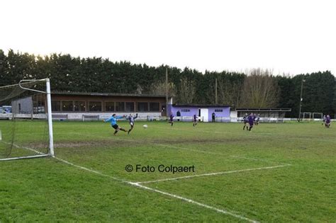 Een normaal (de gebruikelijke maat op internationaal. Editiepajot : GOOIK - Gemeente koopt voetbalveld