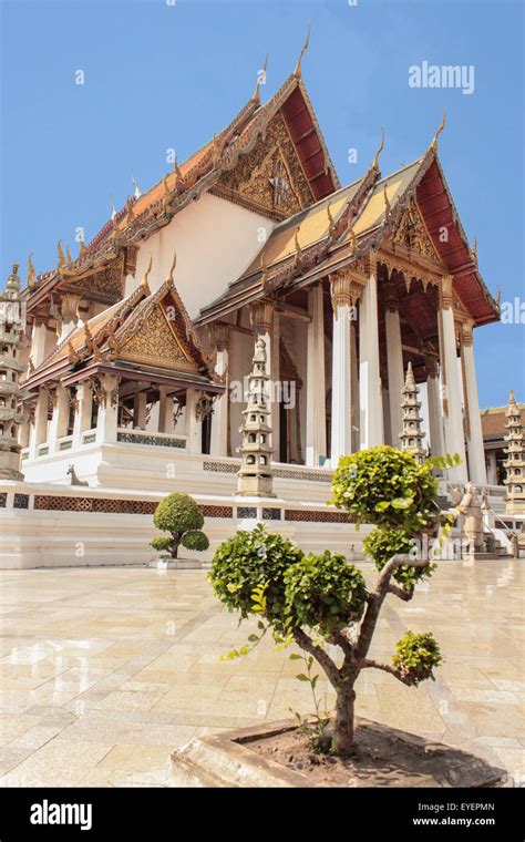 Buddhist Temple In Bangkok Thailand Stock Photo Alamy