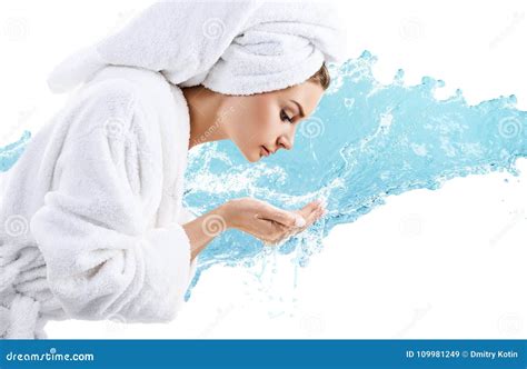 Visage De Lavage De Jeune Femme Avec De Leau Leau Propre Image Stock