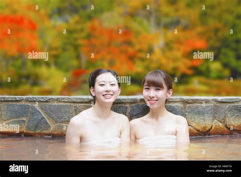 jóvenes japoneses de bañarse en la fuente termal onsen tradicional fotografía de stock alamy