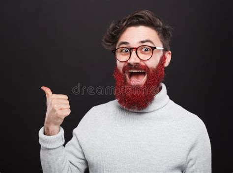 Homem Entusiasmado Com Gesticular Colorido Da Barba Foto De Stock