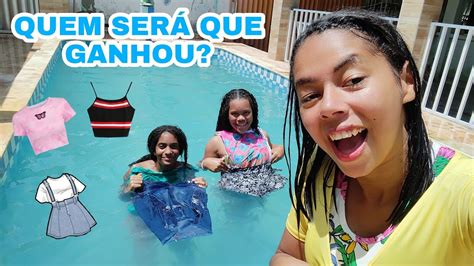 Desafio Na Piscina Quem Vestir Mais Roupa Ganha Youtube