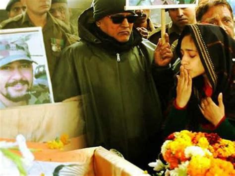 Major vibhuti shankar dhoundiyal and nitika kaul's love story shows подробнее. डांस करते हुए घुटनों पर बैठकर दिया था पत्नी को गुलाब, शहीद ...