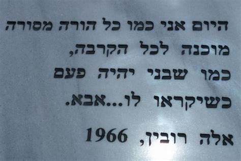 ארמון בקינגהאם לאחר ההודעה הרשמית על מותו של הנסיך פיליפ, בעלה של המלכה אליזבת, שהלך לעולמו בגיל 99 קרדיט: המצבה ומודעות האבל של ארנה (אלה) וישראל רובין