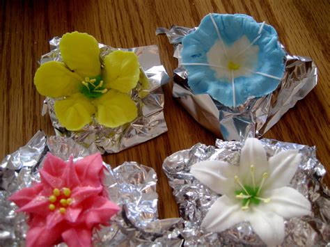 She also says its pairs well with fresh flowers. Royal Icing Flowers | These were my first royal icing ...