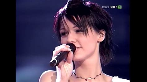 Eurovision song along at austria's talent show starmania in 2003. Starmania Staffel 1 - Christina Stürmer - I'm gonna getcha ...