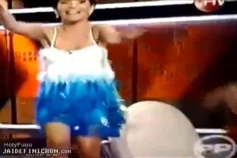 Elle chute sans culotte à la télévision chilienne Youmadeo