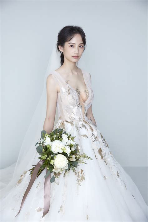 The site owner hides the web page description. 完美曲線一覽無遺!簡嫚書婚紗照驚豔 - 自由娛樂