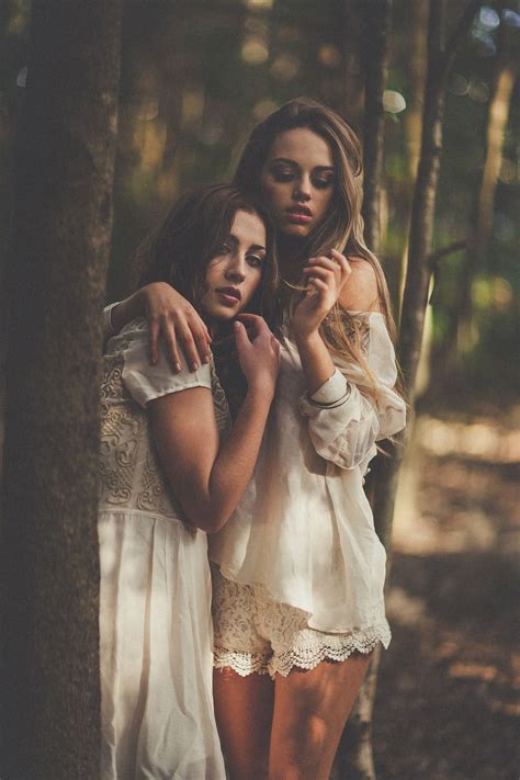 Две Девушки В Лесу 28 фото