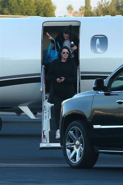 Selena Gomez Arriving With Friends To A Private Jet 03 Gotceleb