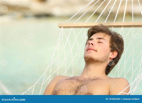 在海滩边吊床上休息的放松男人 库存图片 图片 包括有 航空 新鲜 舒适 节假日 本质 男人 187863283