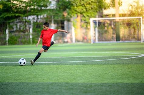 Ver más ideas sobre niño jugando futbol, jugar futbol, niños jugando. Chicos jugando al fútbol en el campo de ... | Premium ...