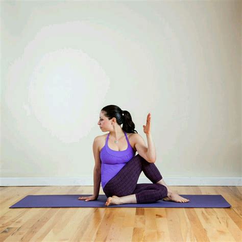 Seated Spinal Twist By Amanda Barrois Exercise How To Skimble