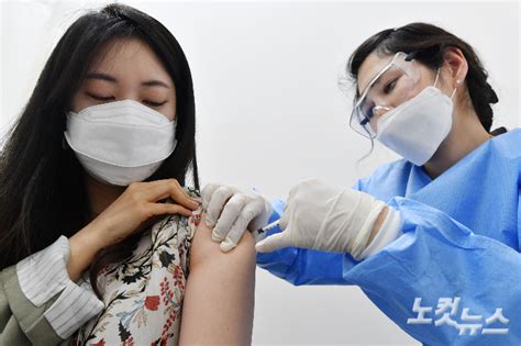 드디어 내 그룹도 백신예약 오픈되었는데 예약되는 곳이 단 한군데도 없어. "AZ백신 4월 예약, 예정대로 접종…5월 계획은 내일 발표" - 노컷뉴스