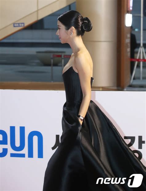 #7th apan star awards #it's okay to not be okay #oh jung se #seo yeaji #ko mun yeong #moon sang tae. Seo YeJi Looks Fabulous In Gorgeous Dress At Awards ...