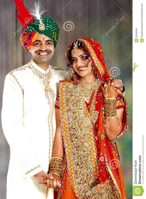 Von denen eine über die entstehung des outfits erzählt. Glückliche Indische Paare In Ihrem Hochzeitskleid ...