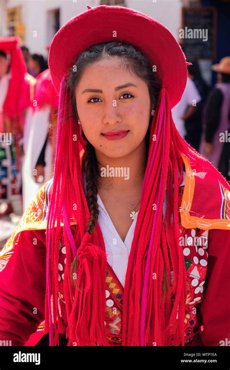 Sonrientes Mujeres Peruanas Fotos E Imágenes De Stock Alamy