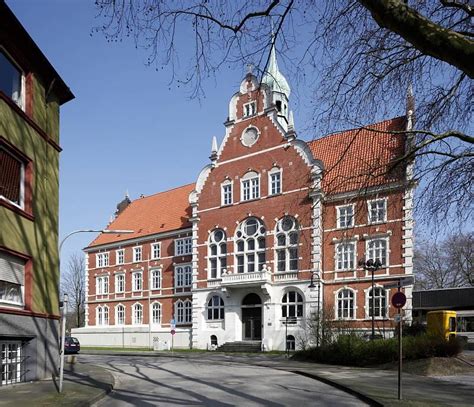 Wanne — wanne, 1) länglich rundes großes gefäß, meist von böttcherarbeit, doch auch von blech; Rathaus Herne-Wanne Herne, Architektur - baukunst-nrw